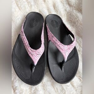 Oofos Oolala womens limited edition pink paisley bandanna recovery sandals 9 40
